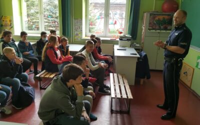 Policjanci na&nbsp;spotkaniu profilaktycznym w&nbsp;szkole